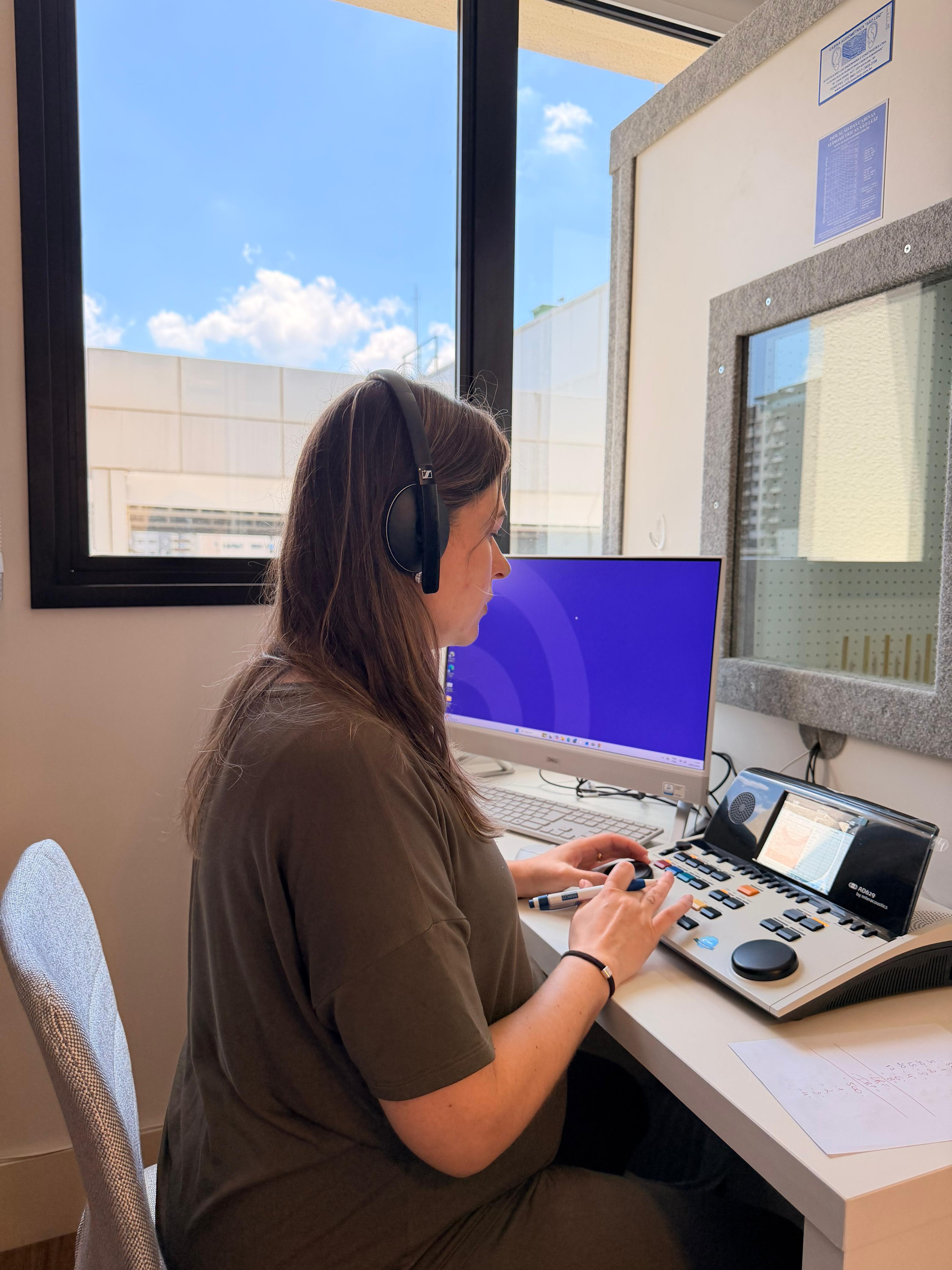 Equipamento de audiometria tonal e vocal utilizado no Centro Paulista de Audiometria