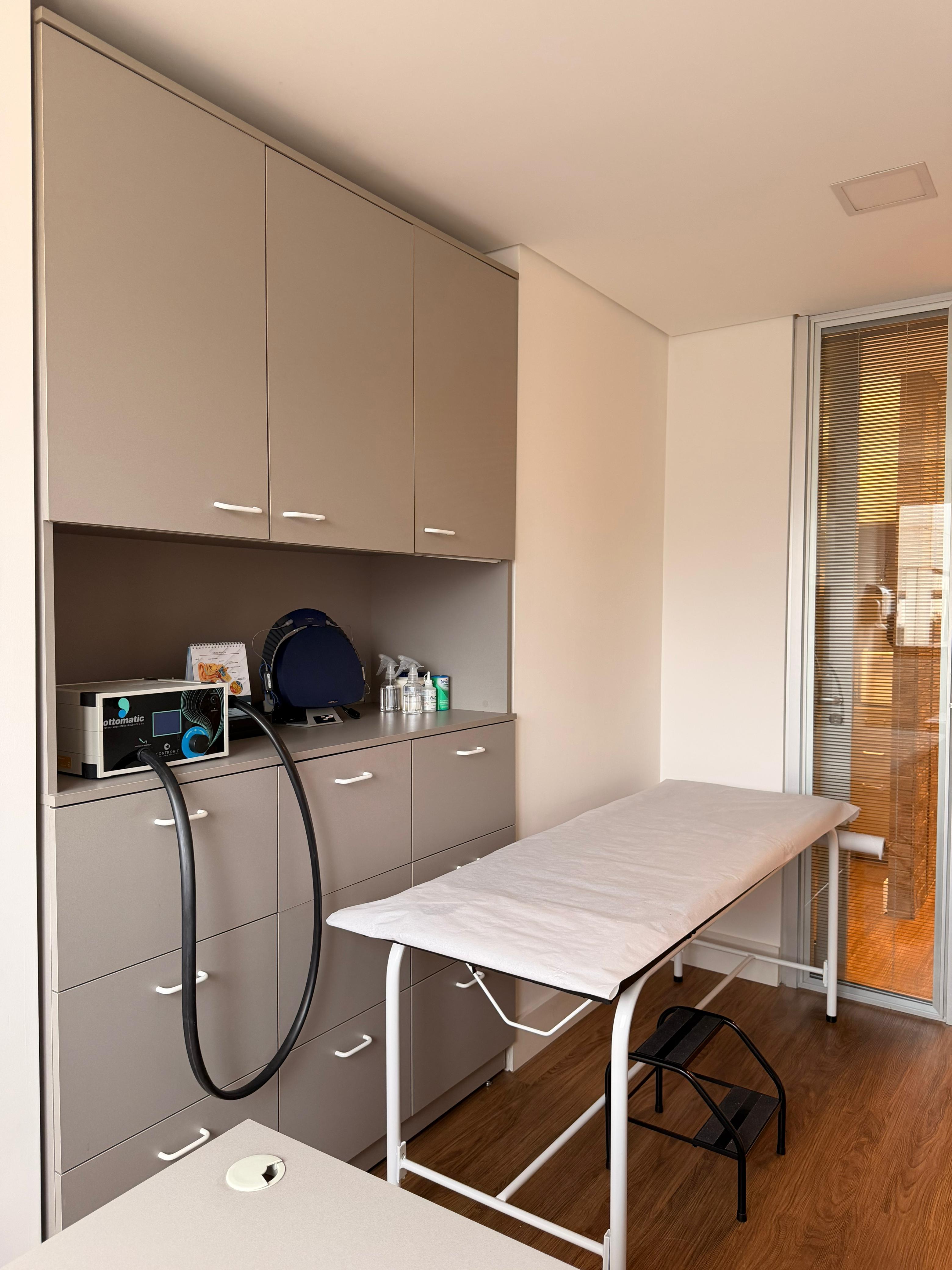 Pesquisa do limiar de desconforto auditivo (LDL) em cabina acústica