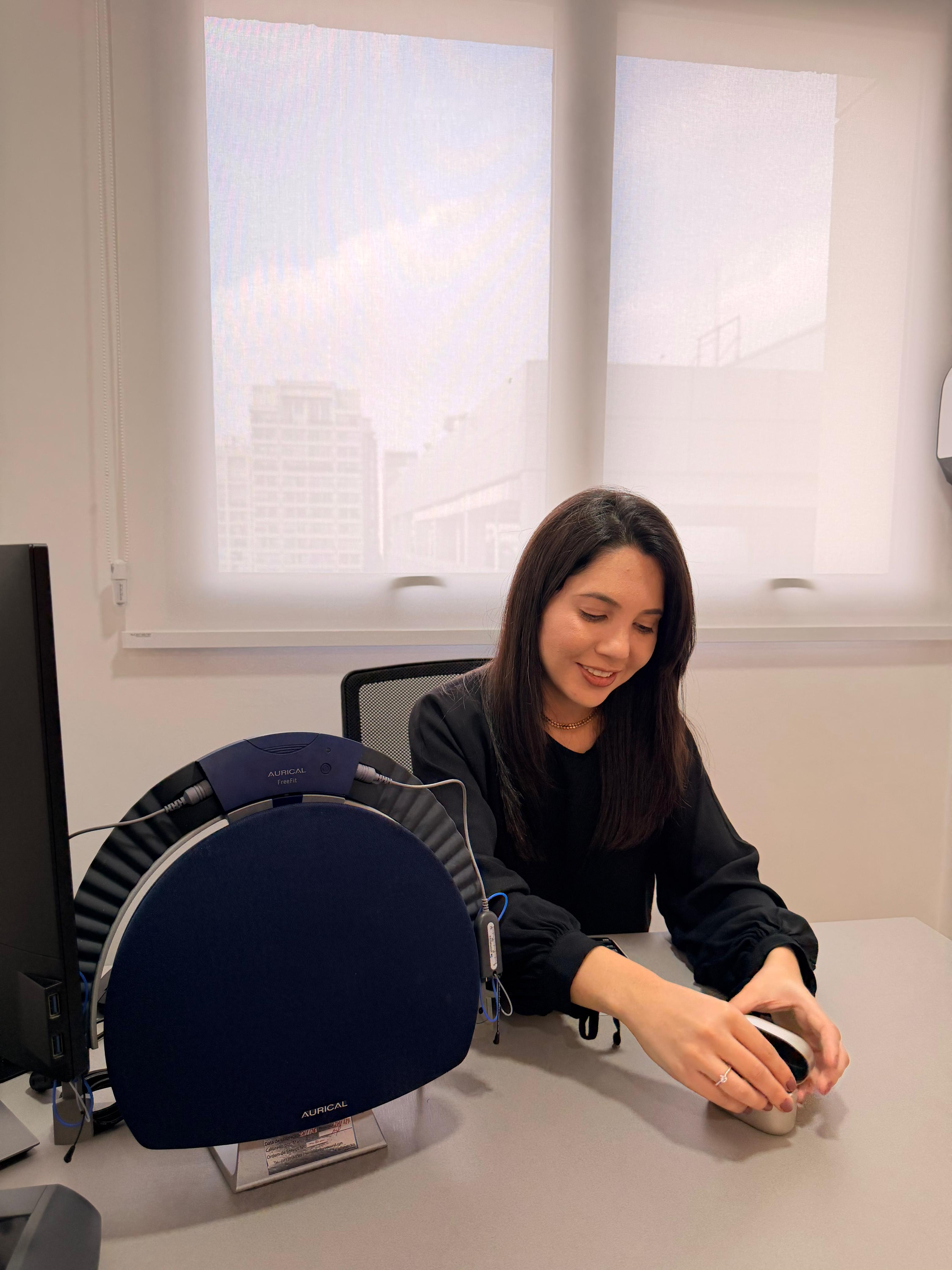 Aparelho auditivo moderno com tecnologia Bluetooth para adaptação personalizada