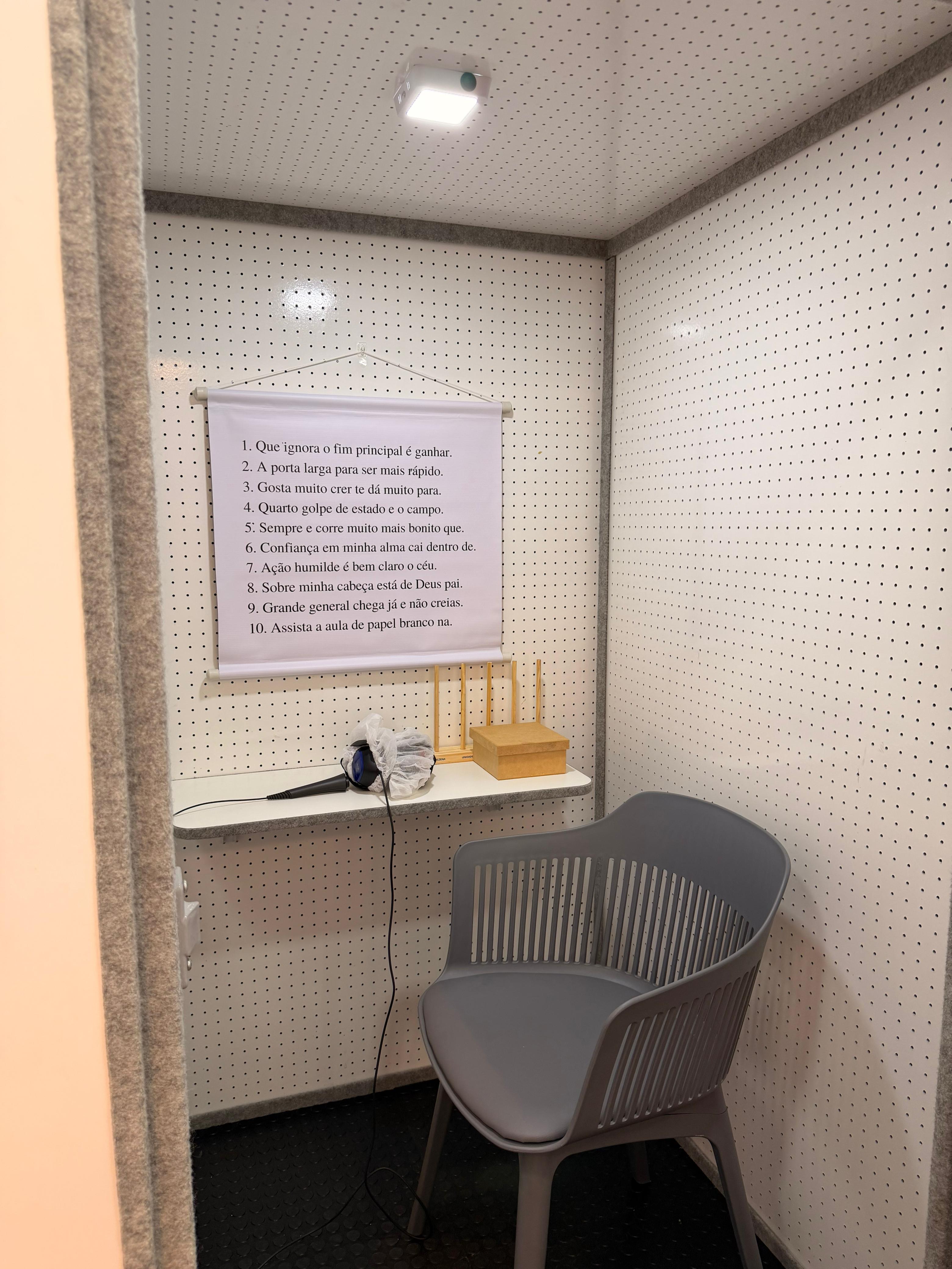 Treinamento auditivo acusticamente controlado em cabina acústica